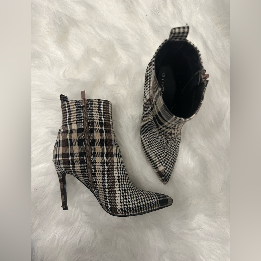 Le chateau heeled booties. Great condition, minimal wear. Zipper on the sides.
